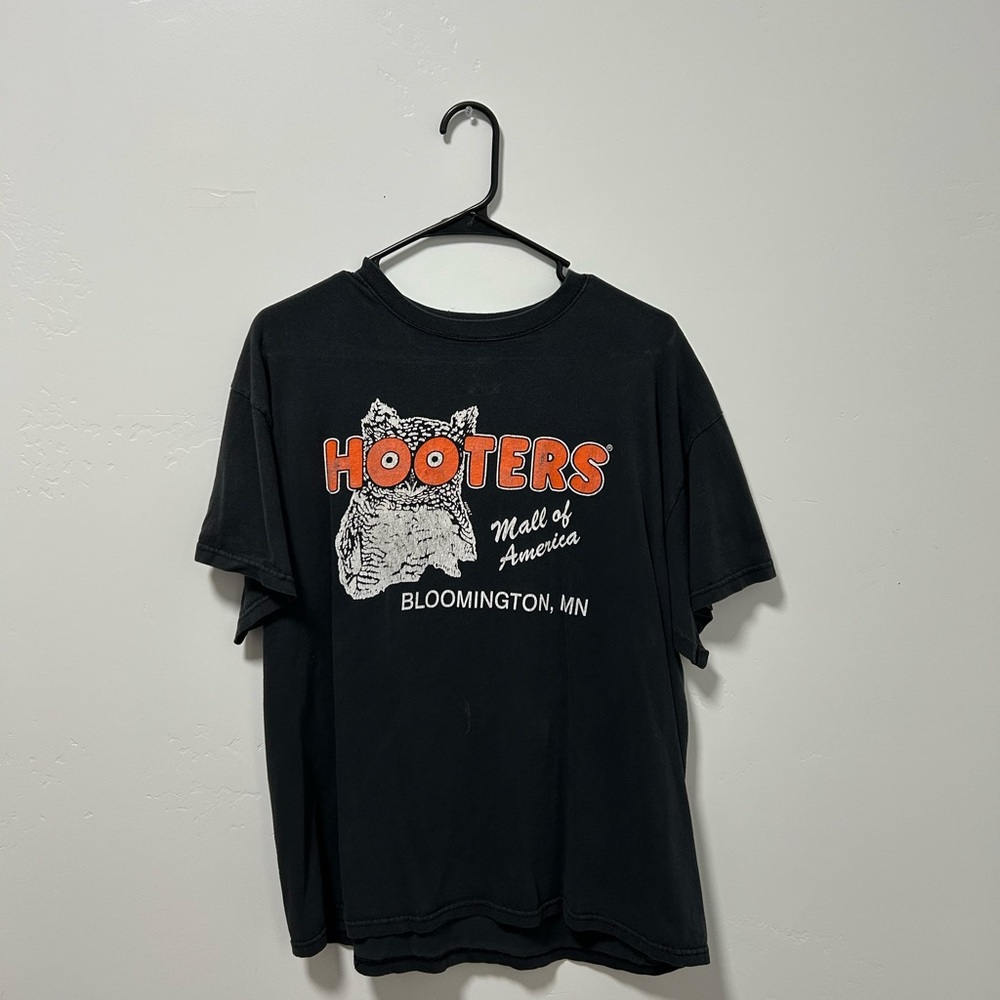 Vintage Black Hooters Graphic Tee with Orange Logo - large